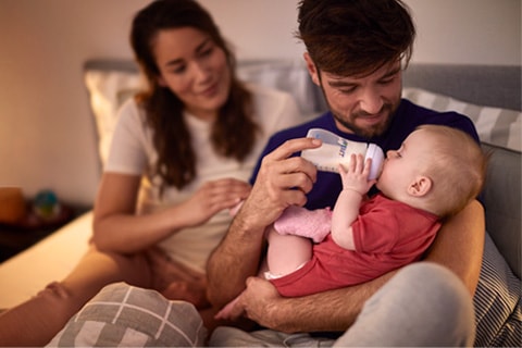Baby Stillen Und Flasche Geben Gleichzeitig Philips Avent
