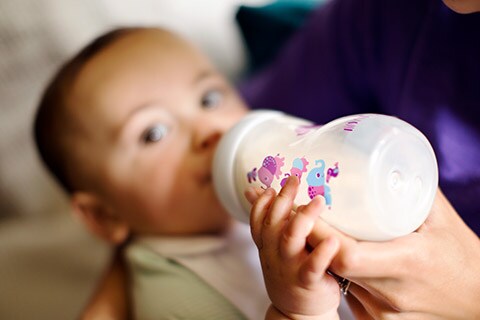 3 Positionen Fur Ein Einfaches Stillen Mit Der Flasche