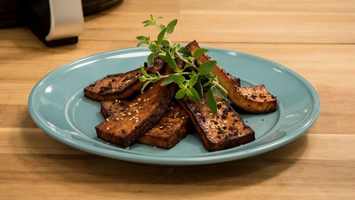 Airfryer XXL Sweet Gingery Tofu “Bacon” | Philips