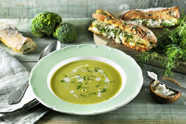 https://www.philips.com/c-dam/b2c/kitchen/recipe/starterSnacks/Broccoli-soup-with-goat-cheese/Brocollisoep_Recipe-image_L.jpg