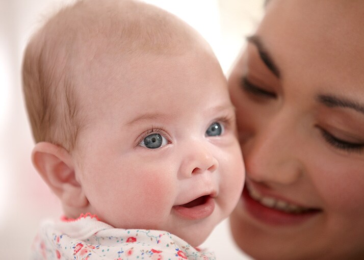 Mit deinem Baby während des Fütterns kommunizieren