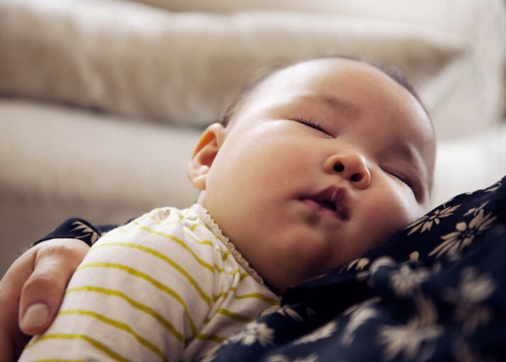 Sollte ich mein Baby zum Füttern wecken?