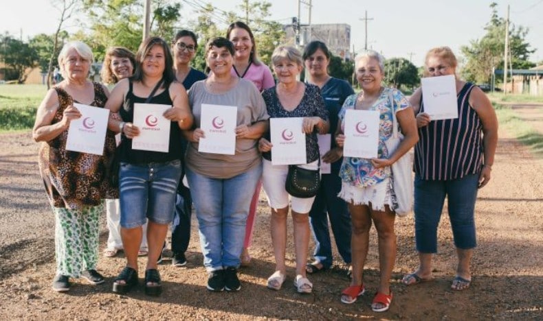 A group of women hold up signs about Mamotest.