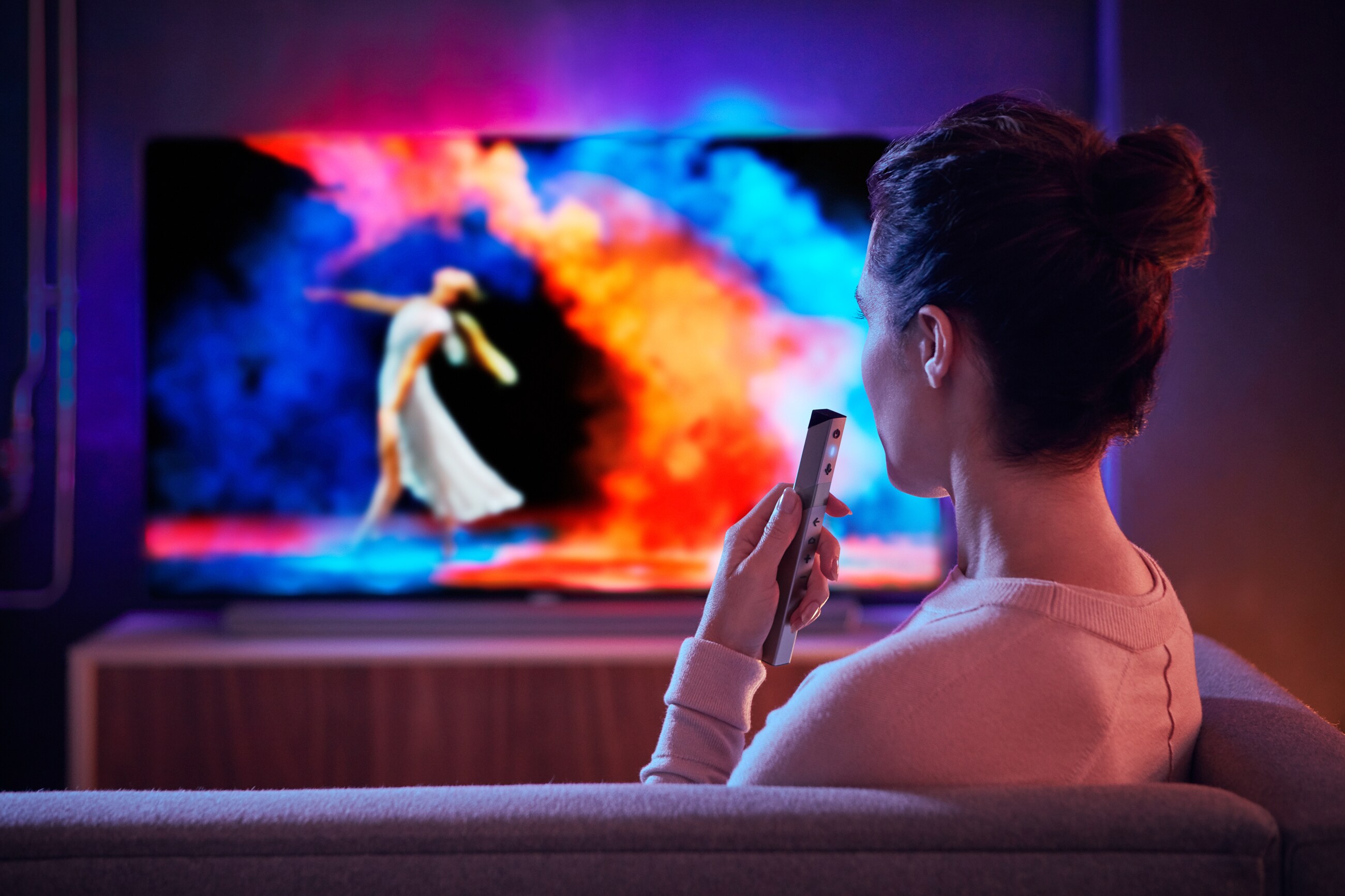 Громко смотрит телевизор. Телевизор Philips 55oled903. Филипс телевизор 2018. Телевизор Philips 65oled855/12. Девушка перед телевизором.