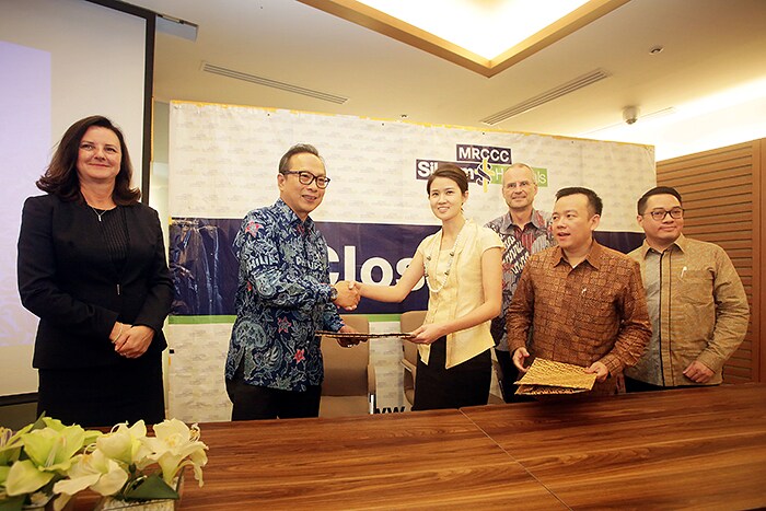 Download image (.jpg) The partnership agreement was signed by Suryo Suwignjo, President Director of Philips Indonesia, and Caroline Riady, Vice President Director at PT Siloam Hospitals. (opens in a new window)