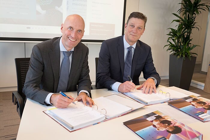 Download image (.jpg) Ernst Kuipers, Chairman of the Board of Erasmus University Medical Center (left) and Henk Valk, General Manager Philips Benelux (right) sign long term strategic partnership for hospital wide ultrasound.  (opens in a new window)