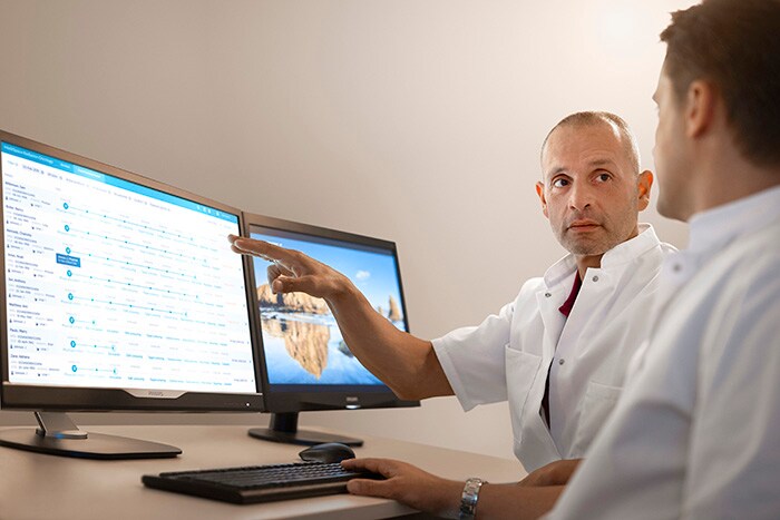 Download image (.jpg) IntelliSpace Radiation Oncology clinician discussion