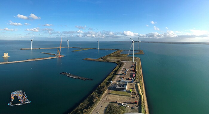 Download image (.jpg) Bouwdokken Wind Farm (opens in a new window)