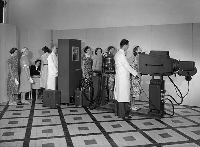 Download image (.jpg) Screening Philips staff for or tuberculosis in 1951 in the Netherlands (opens in a new window)
