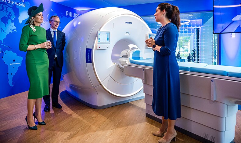 Her Majesty Queen Máxima and Philips CEO Roy Jakobs are shown the BlueSeal MRI system.