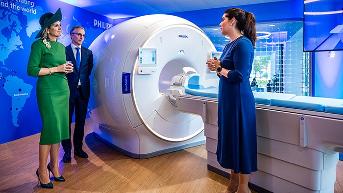 Her Majesty Queen Máxima and Philips CEO Roy Jakobs are shown the BlueSeal MRI system, an innovation that expands global access to diagnostic imaging while reducing helium use. -  