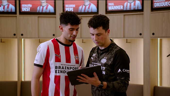 PSV player Ricardo Pepi and sports scientist Ruud van Elk from PSV are studying the player data together. -  
