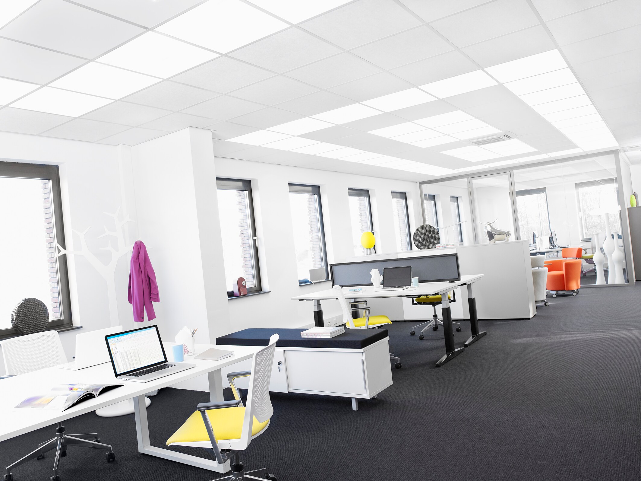 Akustikdecke mit integrierter LED-Beleuchtung für Büros