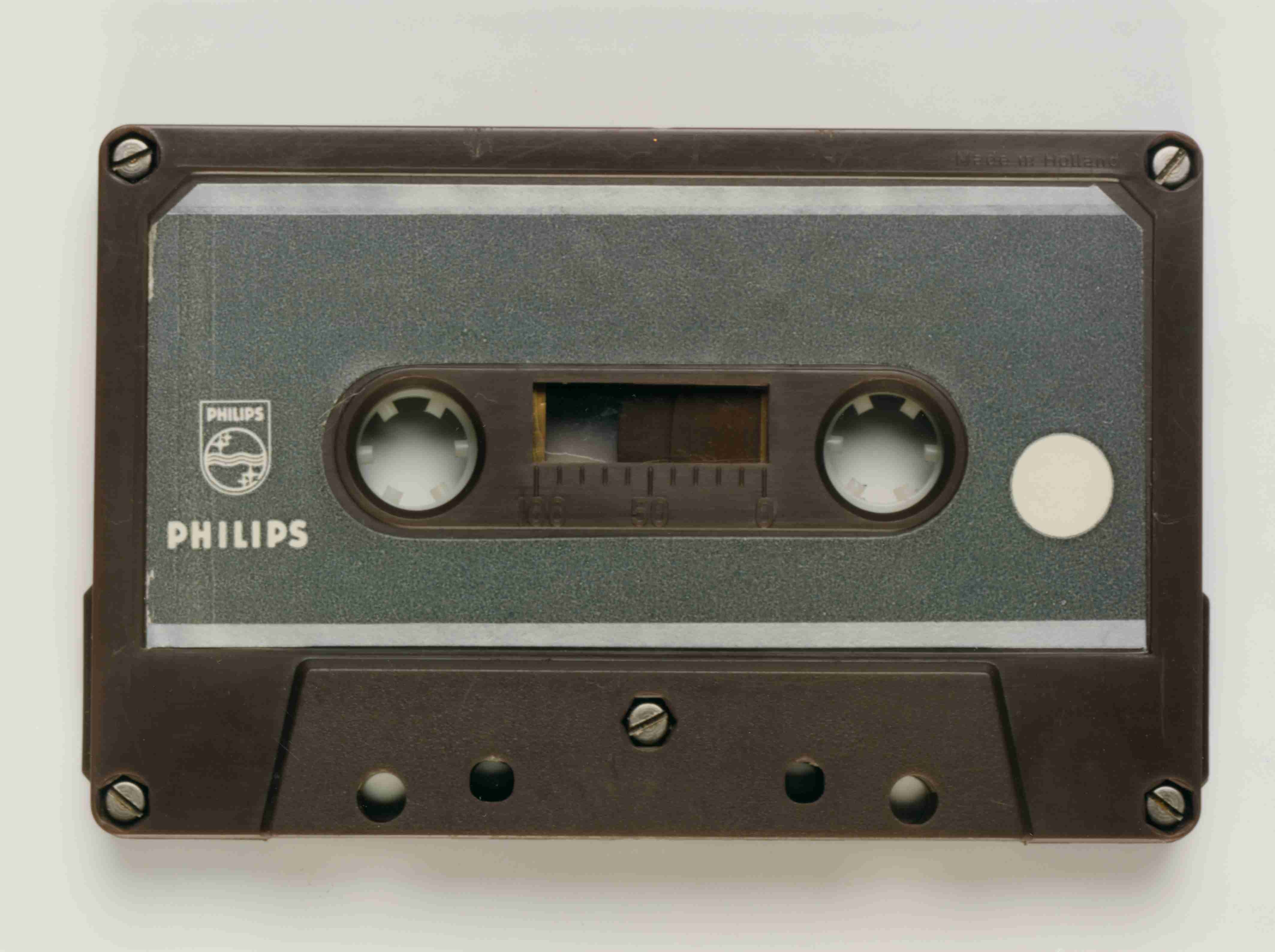 Первая компакт. Компакт кассета Филипс 1963. Магнитофонная кассета pv300s. Первая компакт кассета Филипс. Аудиокассеты Compact Cassette.