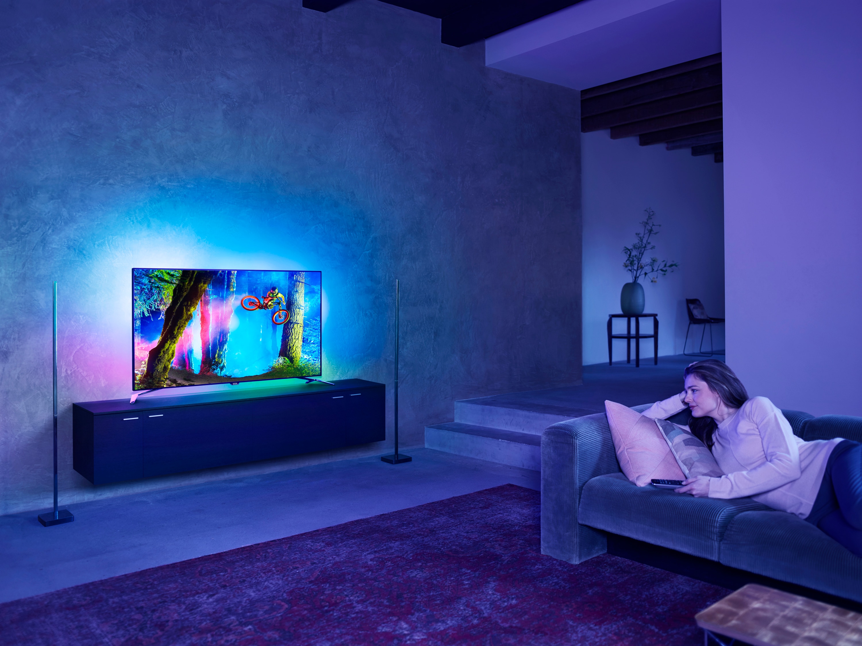 Philips 55pus8729 60. Philips Ambilight. Телевизор Philips Ambilight. Телевизор Филипс с подсветкой эмбилайт. Philips с подсветкой Ambilight.