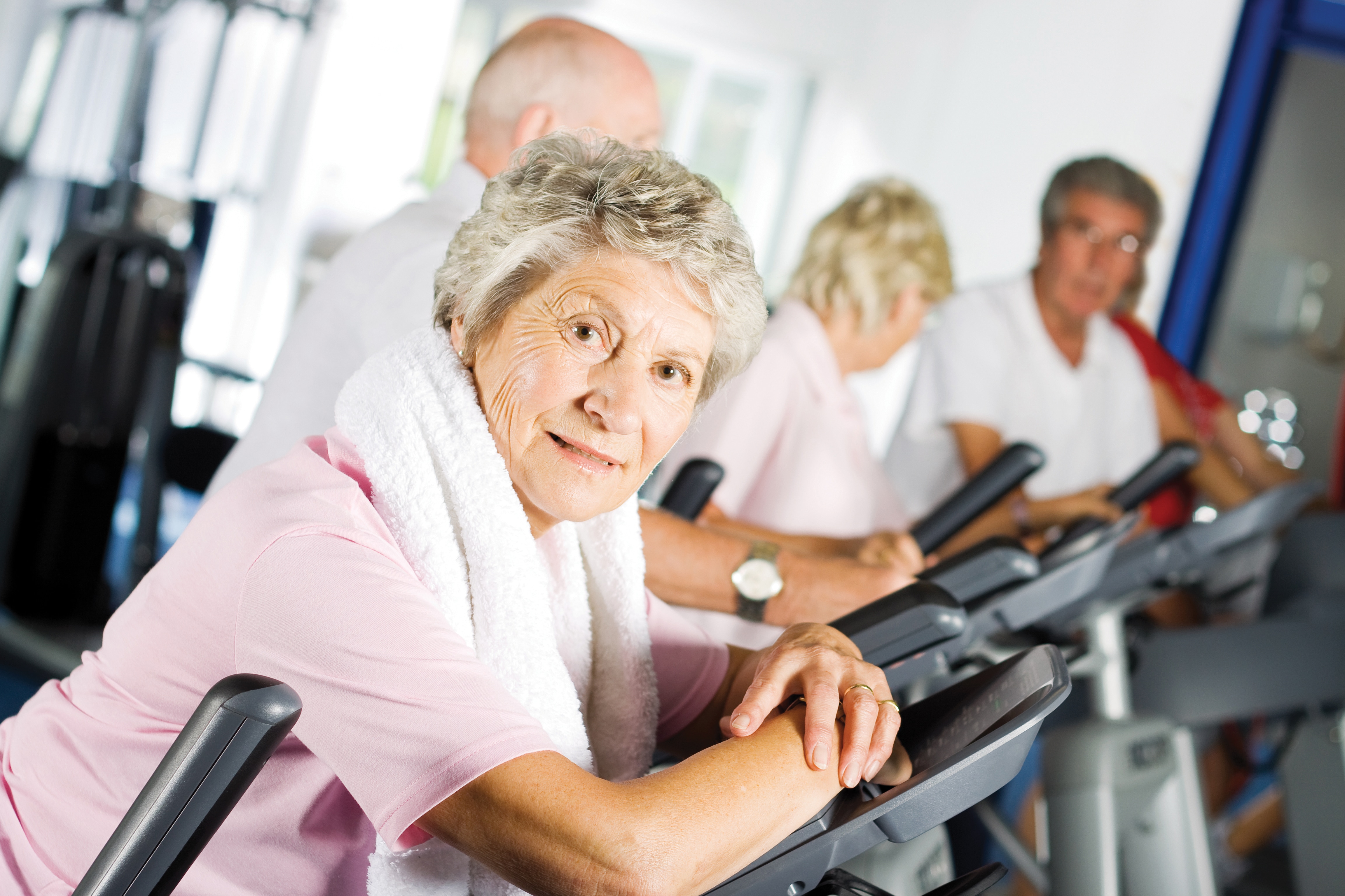 Новое после 60. Фитнес для пожилых. Пенсионеры в спортзале. Пожилой человек в зале. Пожилые люди.