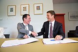Mark van Houdenhoven en Henk Valk tekenen nieuwe overeenkomst