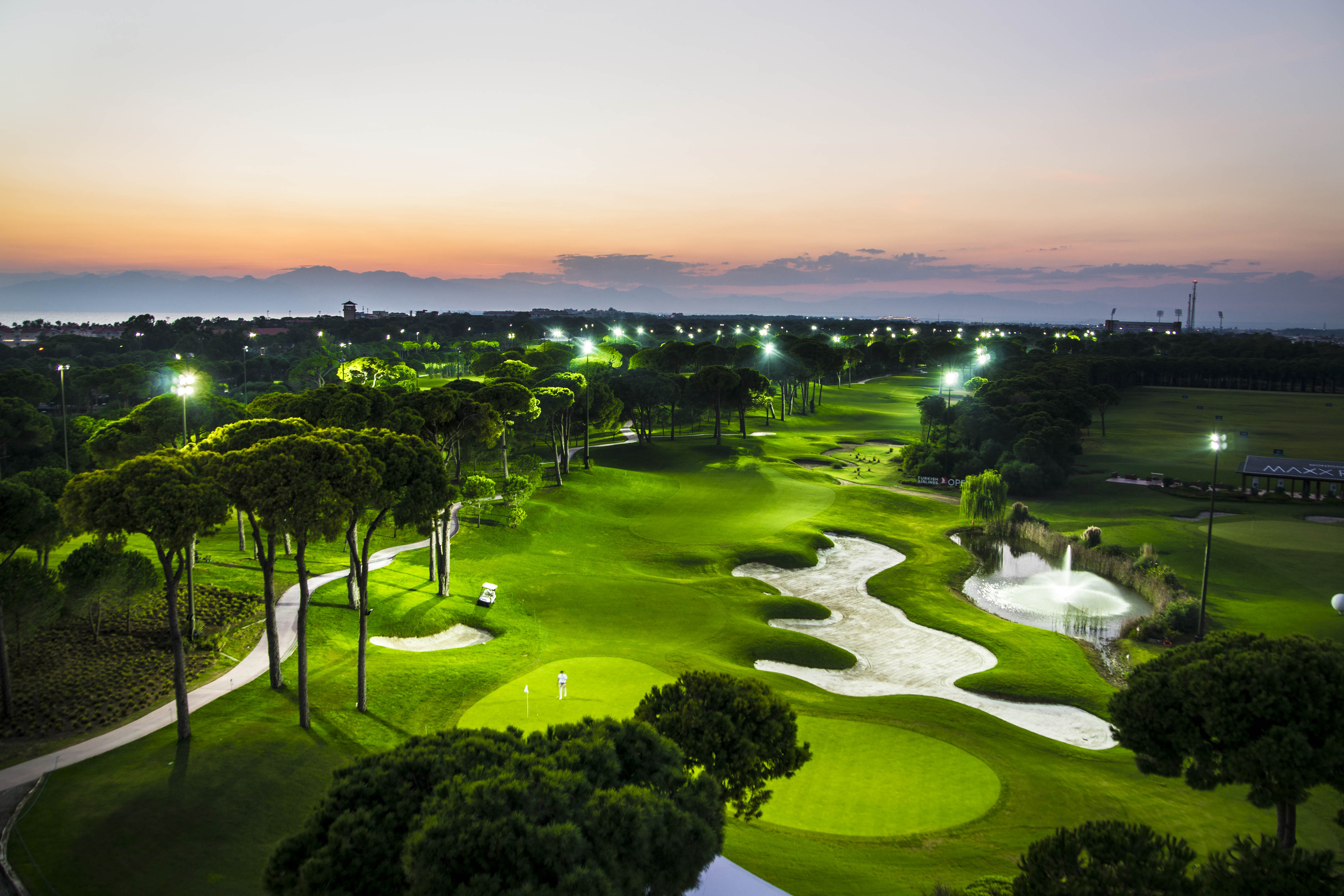 Round the clock worldfamous golf course tees off night 