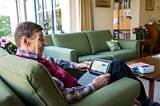 Oudere patient gebruikt Philips telehealth oplossing