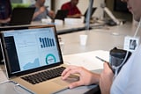 Technici en designers starten de ontwikkeling van de app