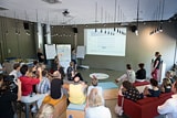 Het gehele team bespreekt de werking en voortgang van de nieuwe mobiele app