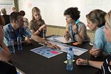 Teams bestaande uit zorgverleners, patiënten, designers, IT experts gedurende sessie om uitdagingen en eerste ideeen voor innovatie vorm te geven.